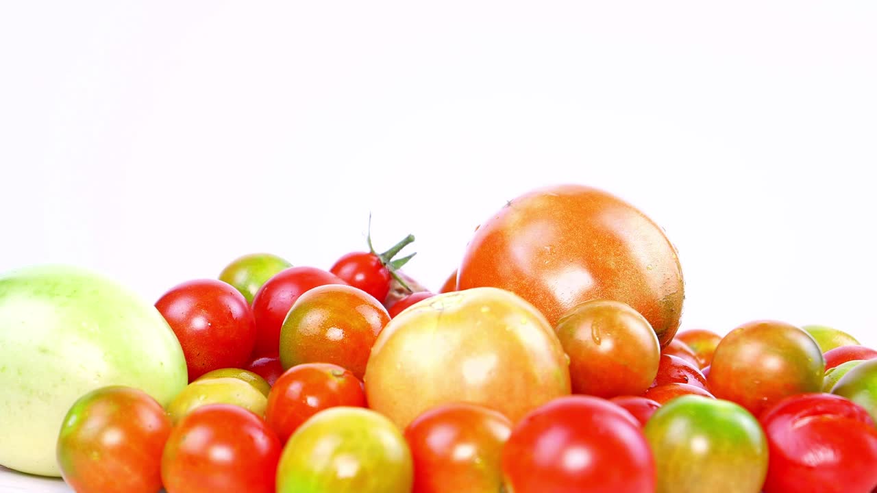las verduras de tomate giran en un círculo. la cosecha de tomate. comida vegetal. comida vegetariana. cocina doméstica. agricultura. menú de platos. video.