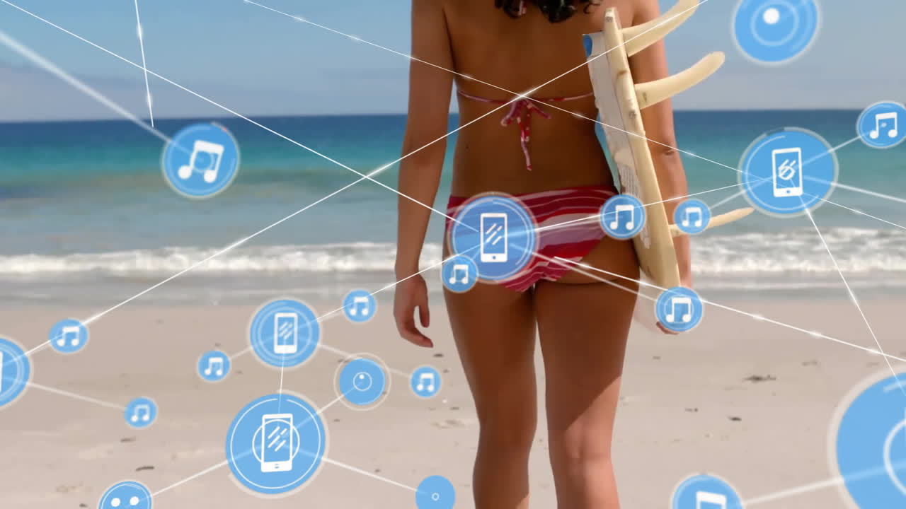 animación de redes de conexiones con iconos de dispositivos sobre mujer caucásica con tabla de surf en la playa