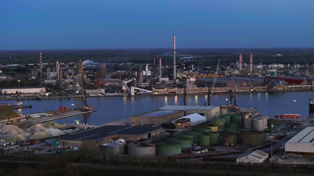 área industrial y portuaria de ravenna, polo químico y petroquímico, termoeléctricas, plantas metalúrgicas y refinería de hidrocarburos y tanques de gas natural licuado, disparado por la noche