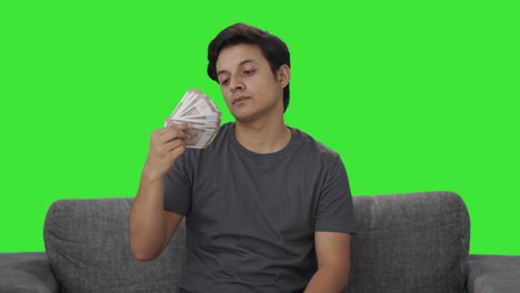 Egoistischer-Indischer-Mann,-Der-Geld-Als-Fan-Greenscreen-Verwendet