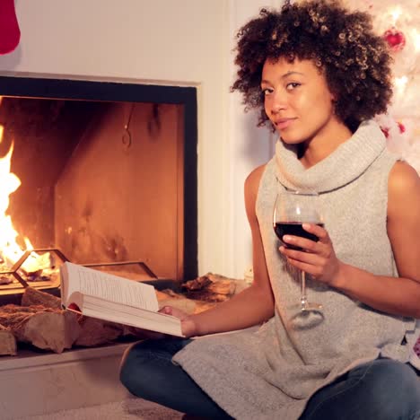 Young-woman-reading-a-drinking-red-wine