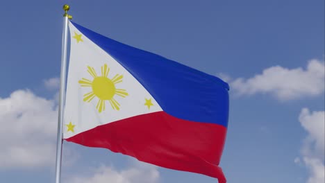 Flagge-Der-Philippinen-Bewegt-Sich-Im-Wind-Mit-Einem-Klaren-Blauen-Himmel-Im-Hintergrund,-Wolken-Bewegen-Sich-Langsam,-Fahnenmast,-Zeitlupe