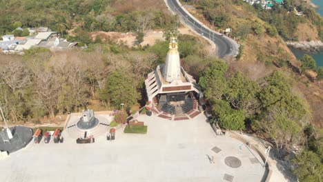 casa de la luz del templo junto al cabo promthep en phuket, tailandia - toma aérea ascendente de la encuesta dronie