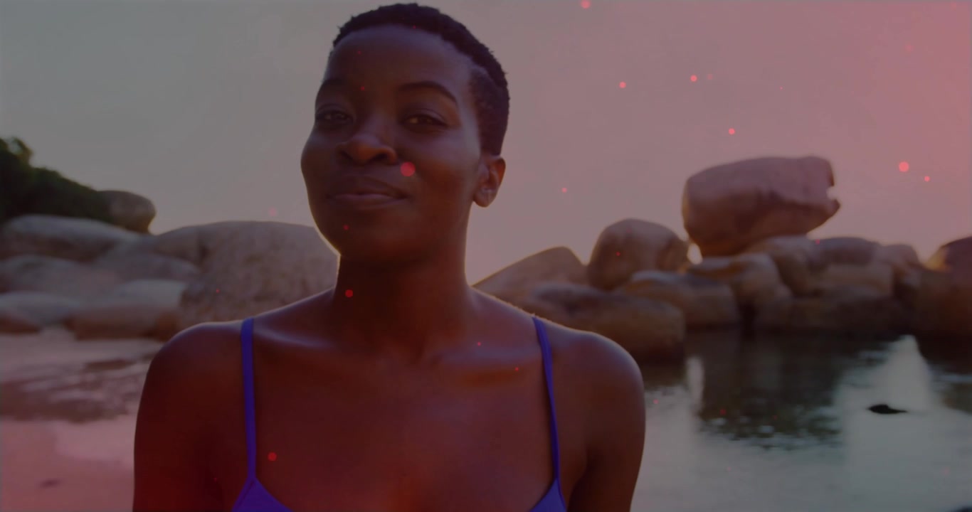 Lumière du coucher de soleil provoquant un reflet d'objectif, femme tournant la tête, fermant les yeux, dérivant vers la droite pour s'éloigner vers le calme