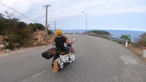 viaje en motocicleta por la carretera escénica costera de vietnam en busca de aventuras de surf