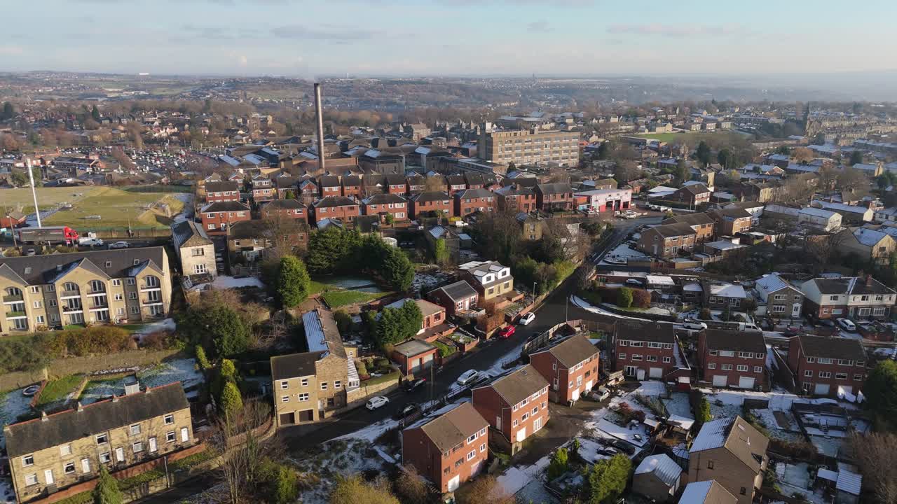 la vista de invierno del ojo de drone captura el típico desarrollo de viviendas de propiedad del consejo urbano del reino unido de dewsbury moor estate con casas adosadas de ladrillo rojo y el industrial yorkshire