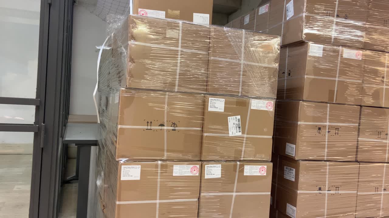 paneo a la derecha que revela una gran orden de material para continuar con un negocio