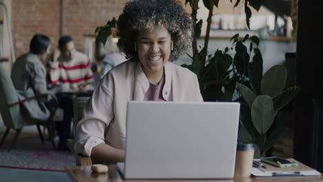 woman working on laptop in a cafe