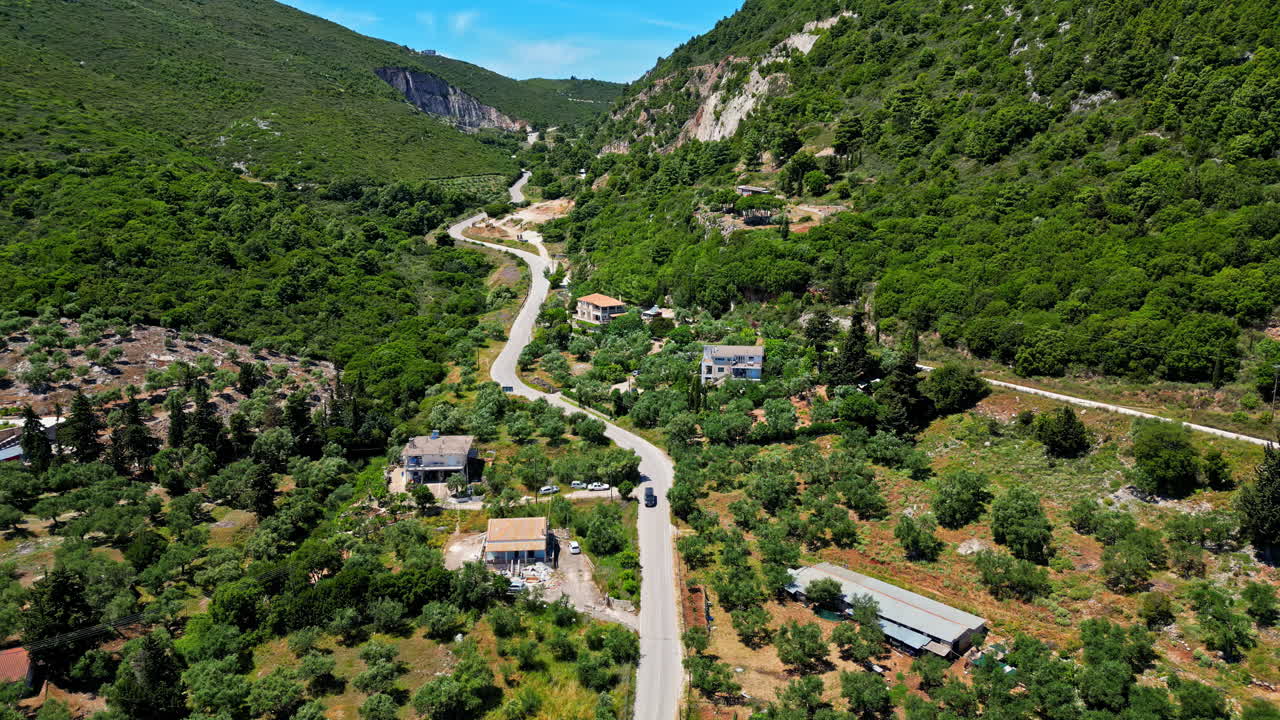 지중해 계곡 근처의 휘어지는 길은 다이빙 해변으로 이어집니다.