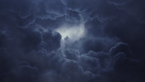 volando a través de nubes oscuras con luz brillante en el cielo y tormenta