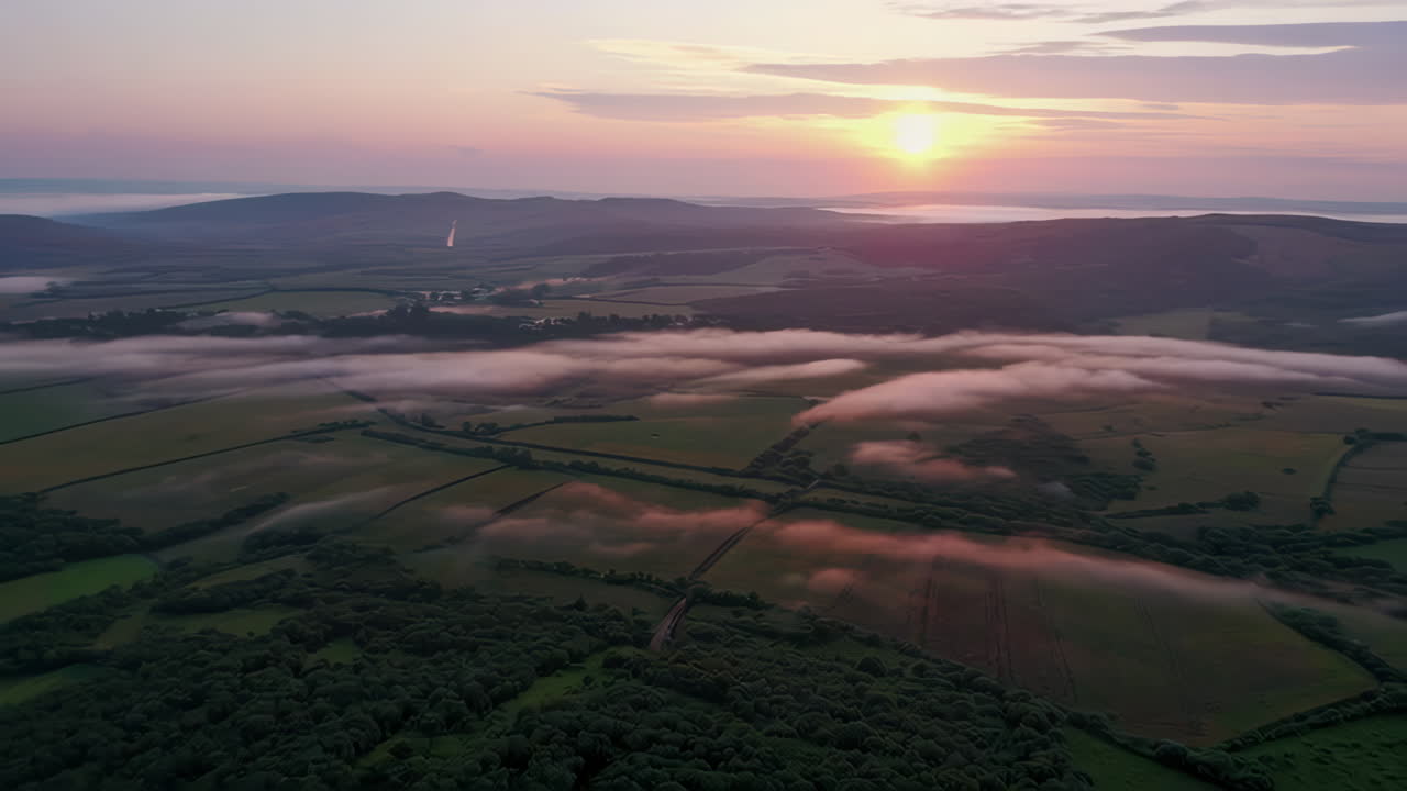 el amanecer brumoso sobre el valle rural