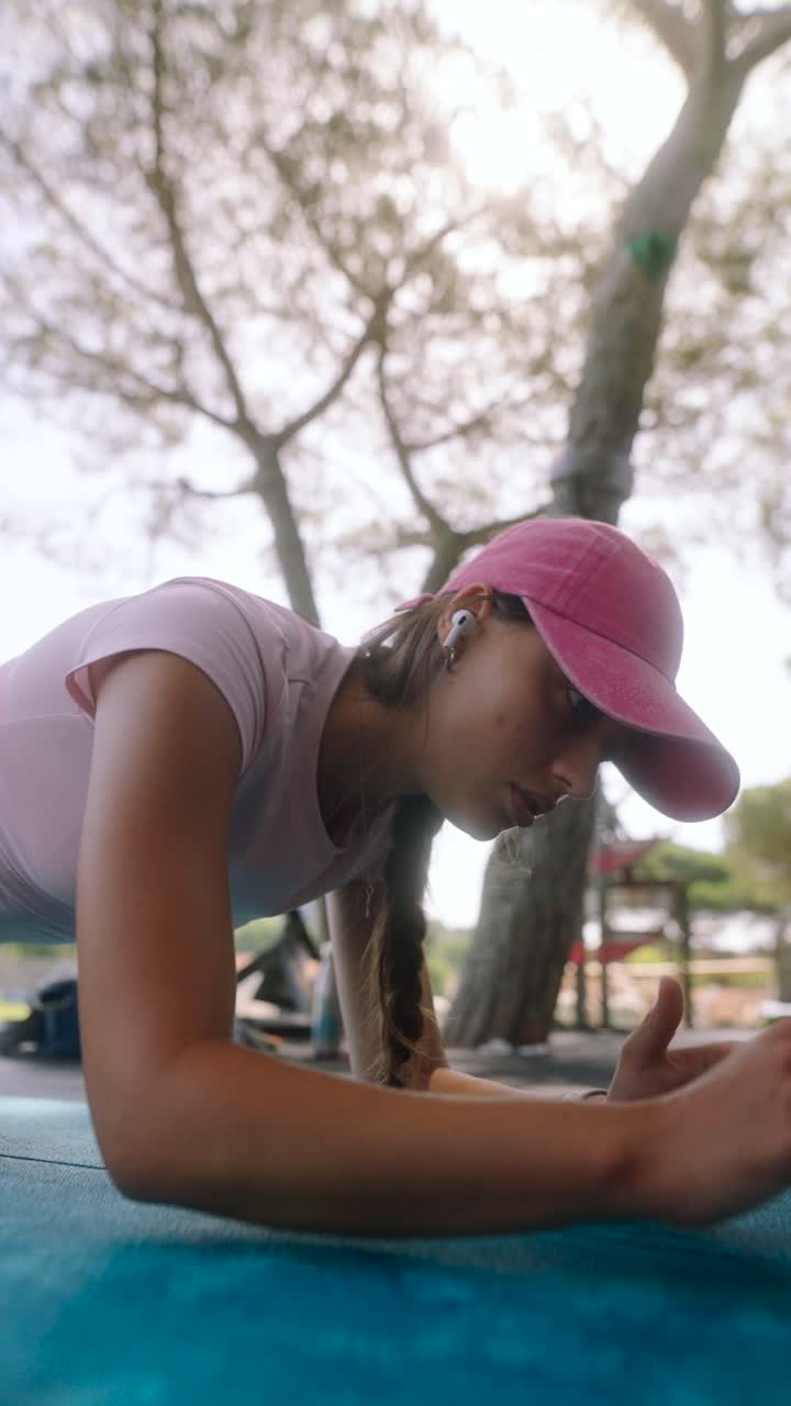 mujer haciendo un ejercicio de tabla al aire libre