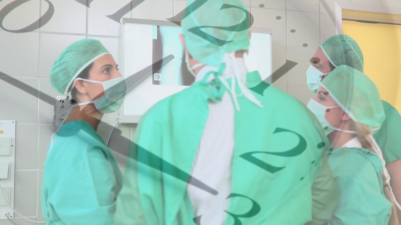 анимация тикающего часа против команды различных хирургов, обсуждающих рентгеновский отчет в больнице.