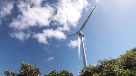 Ansicht-Von-Unten-Unter-Einer-Hohen-Windkraftanlage