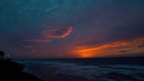 Hermosa-Puesta-De-Sol-En-El-Lapso-De-Tiempo-De-La-Playa