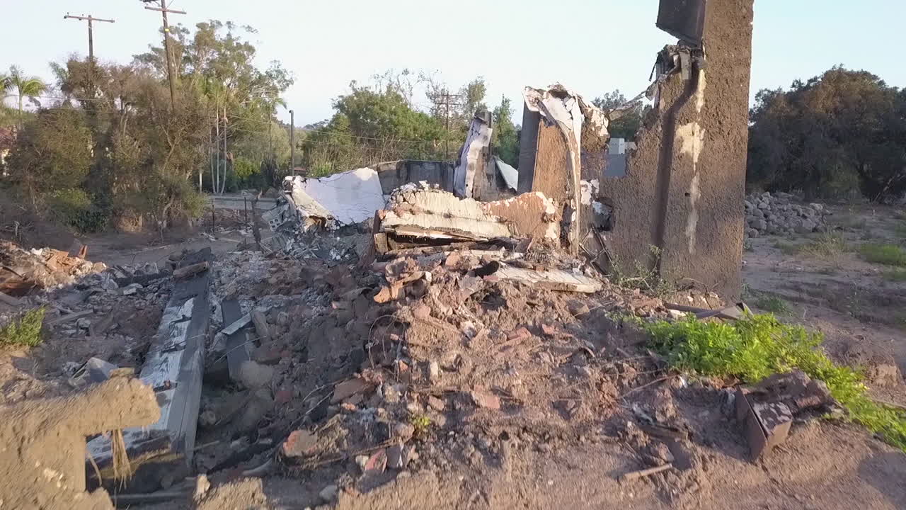 antena ascendente sobre la destrucción y el deslizamiento de escombros durante el desastre de la inundación de montecito 5