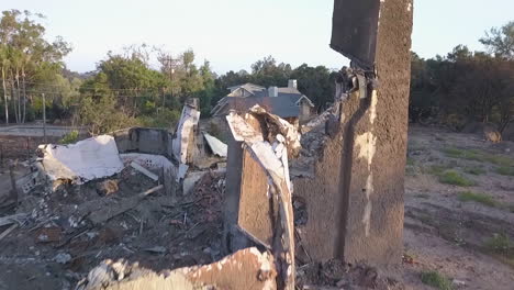 antena ascendente sobre la destrucción y el deslizamiento de escombros durante el desastre de la inundación de montecito 5