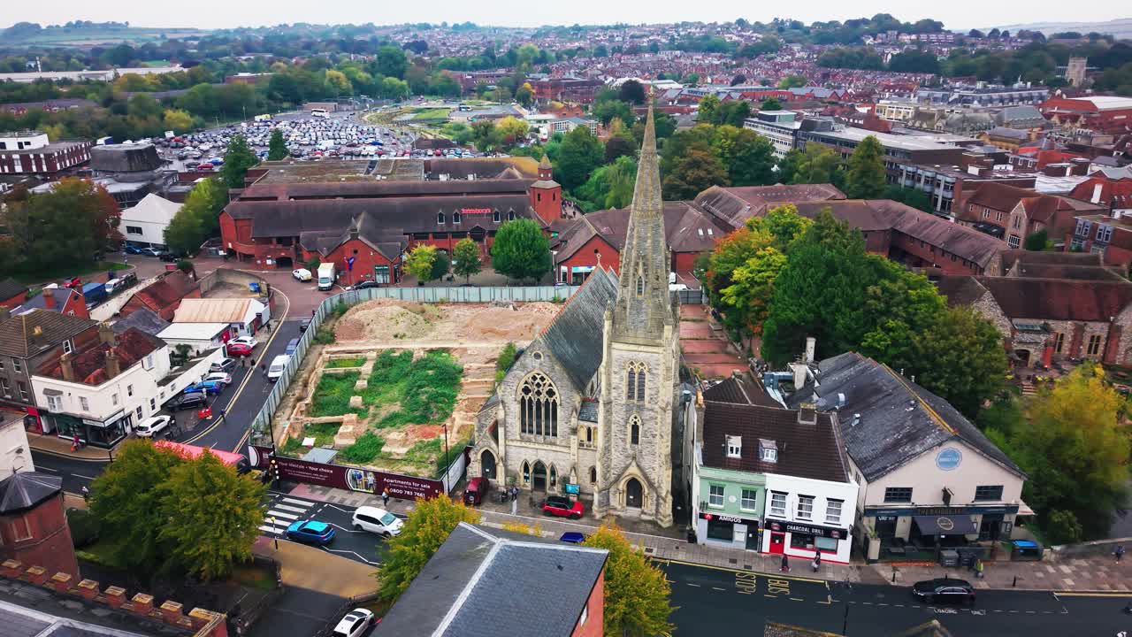 Widok z lotu ptaka na Zjednoczony Kościół Reformowany w Salisbury, ukazujący otaczające budynki centrum miasta, ulice i krajobraz miejski w hrabstwie Wiltshire w Anglii