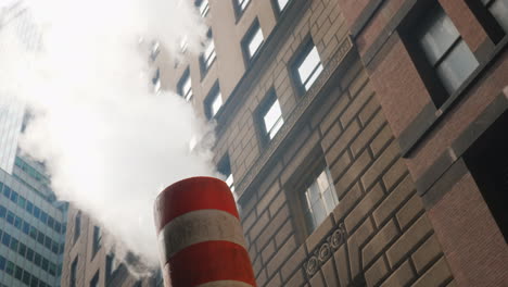 Rohr-Mit-überschüssigem-Dampf-Aus-Dem-Dampfsystem-Von-New-York-Leuchtend-Orange-Gestreift---Eines-Der-Symbole