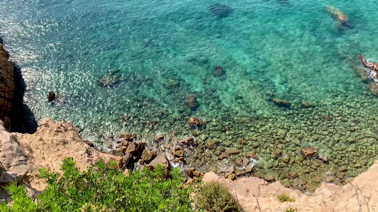 지중해 해안선의 절벽에서 맑은 청록색 바다