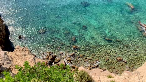 Klares,-Türkisfarbenes-Meer-Von-Einer-Klippe-An-Der-Mittelmeerküste