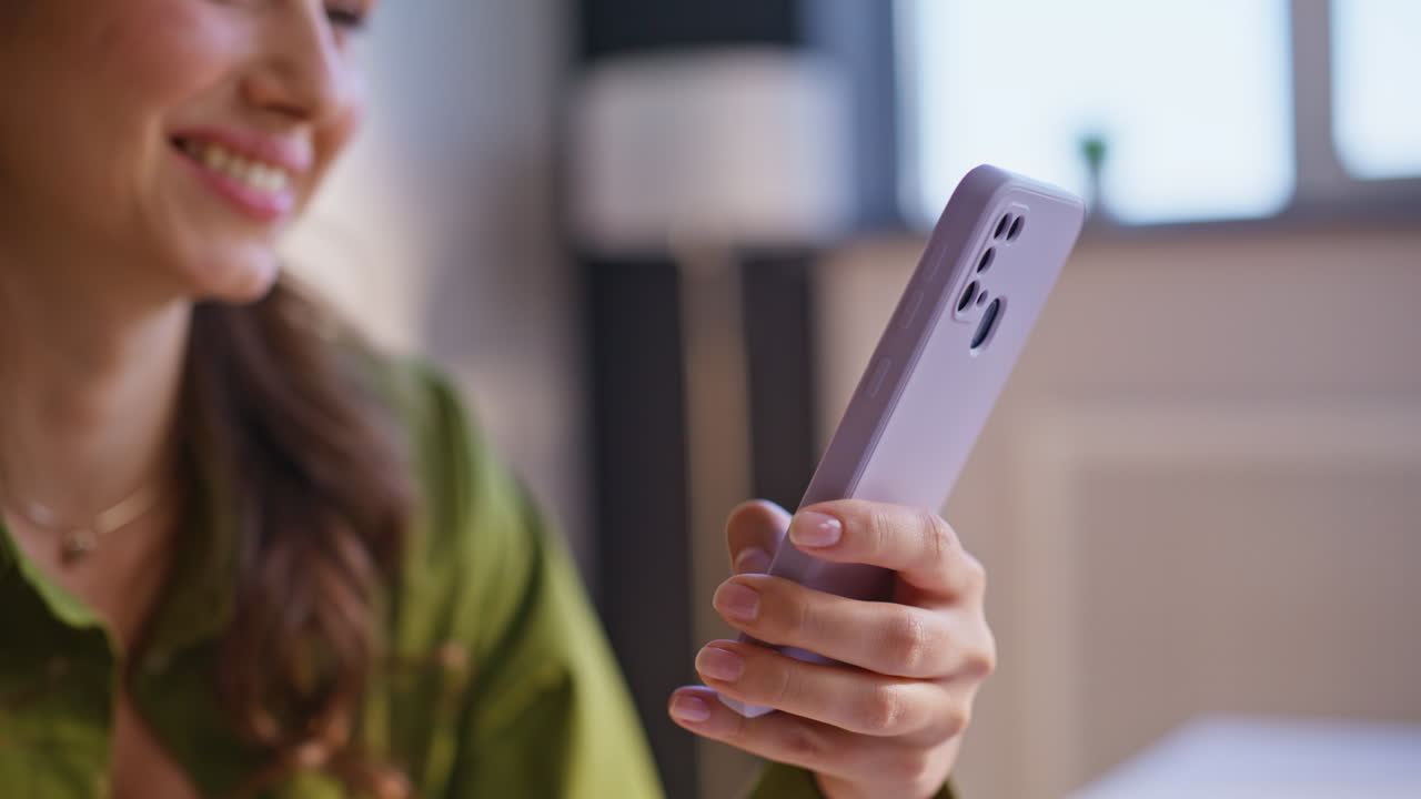 mujer usando teléfono inteligente en el interior