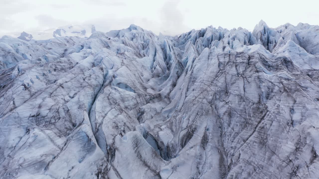큰 북극 빙하의 들쭉날쭉한 얼음 표면, 공중