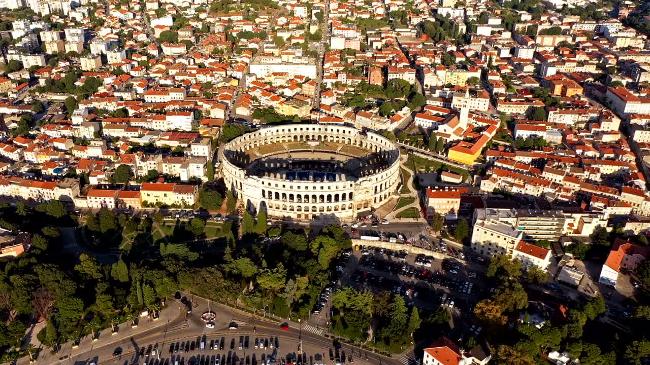 라 (pula) 에 있는 로마 암피테아트 (roman amphitheatre) 의 4k 항공영상.