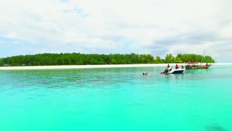 Sehr-Schöne-Insel-Mit-Weißem-Sand-Mit-Vergnügungsbooten-Und-Kokospalmen-Auf-Der-Insel-Sansibar