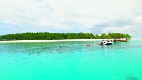 isla muy hermosa con arena blanca con barcos de placer y cocoteros en la isla de zanzíbar