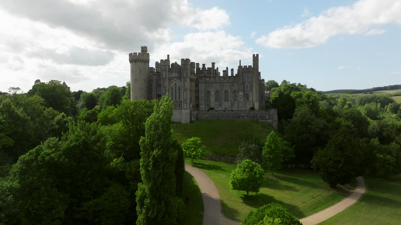 Sorvolando gli alberi nel giardino del Castello di Arundel in Inghilterra, Regno Unito. - Ripresa aerea.
