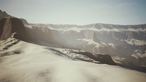 montañas nevadas con profundos barrancos y acantilados rocosos