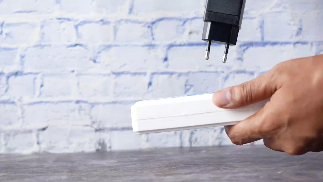 장치에 플러그인하는 것