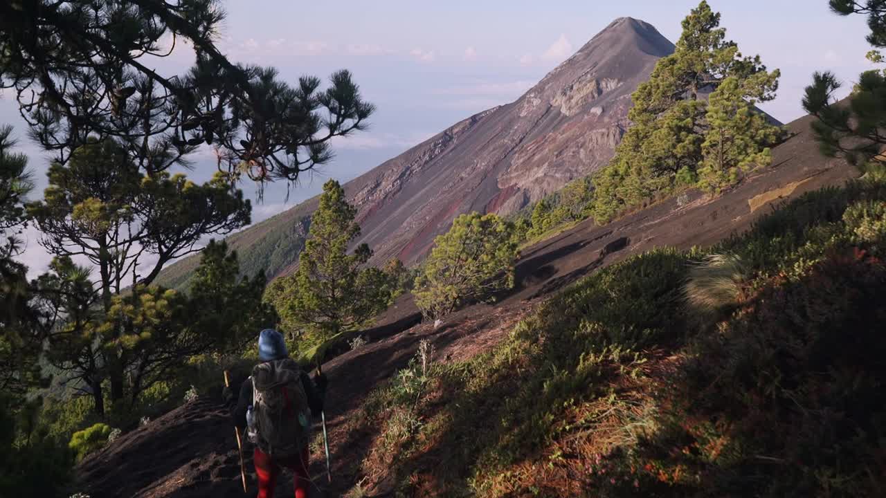 excursionista caminando con una hermosa vista de un volcán en el fondo