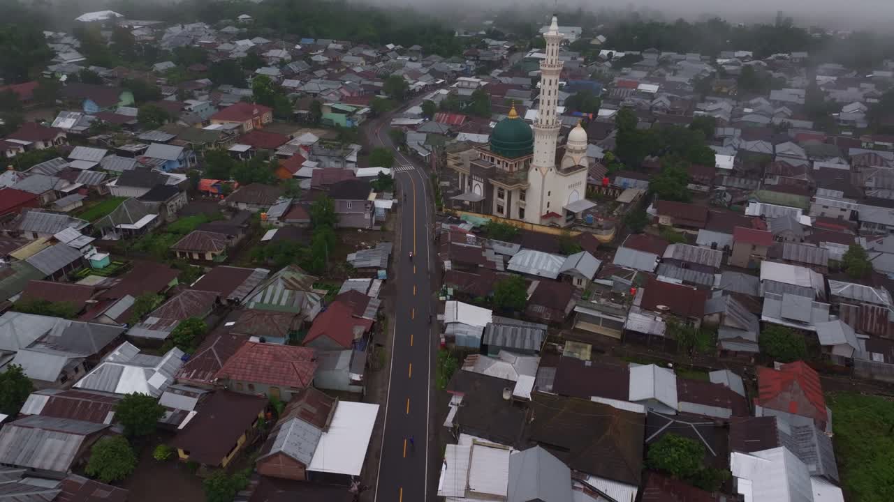 Kabut pagi di atas atap-atap desa, Sembalun, Lombok, Indonesia