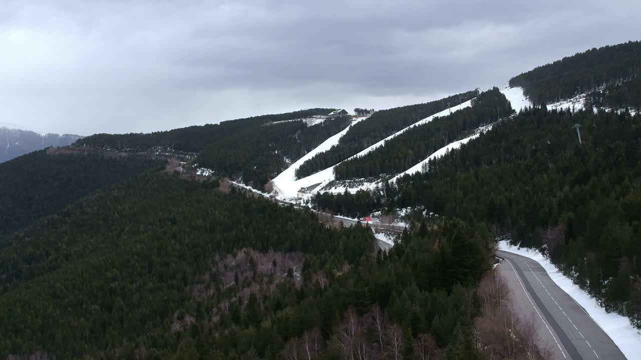 Vedute aeree di stazioni sciistiche, paesaggi diversi e spettatori ad Andorra durante i tempi del Covid