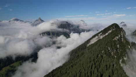 vista aérea de montañas místicas: capturando la belleza de los picos verdes y las nubes