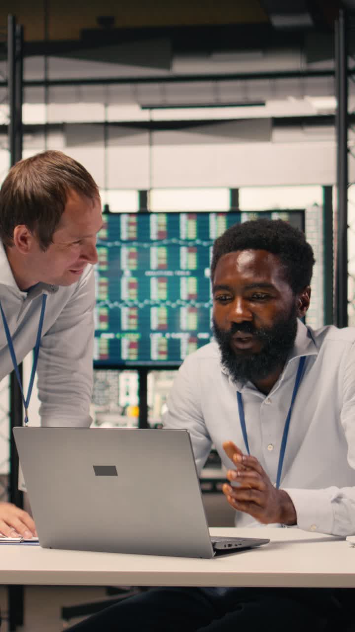 Video verticale Collaborazione aziendale, professionisti diversi, business intelligence