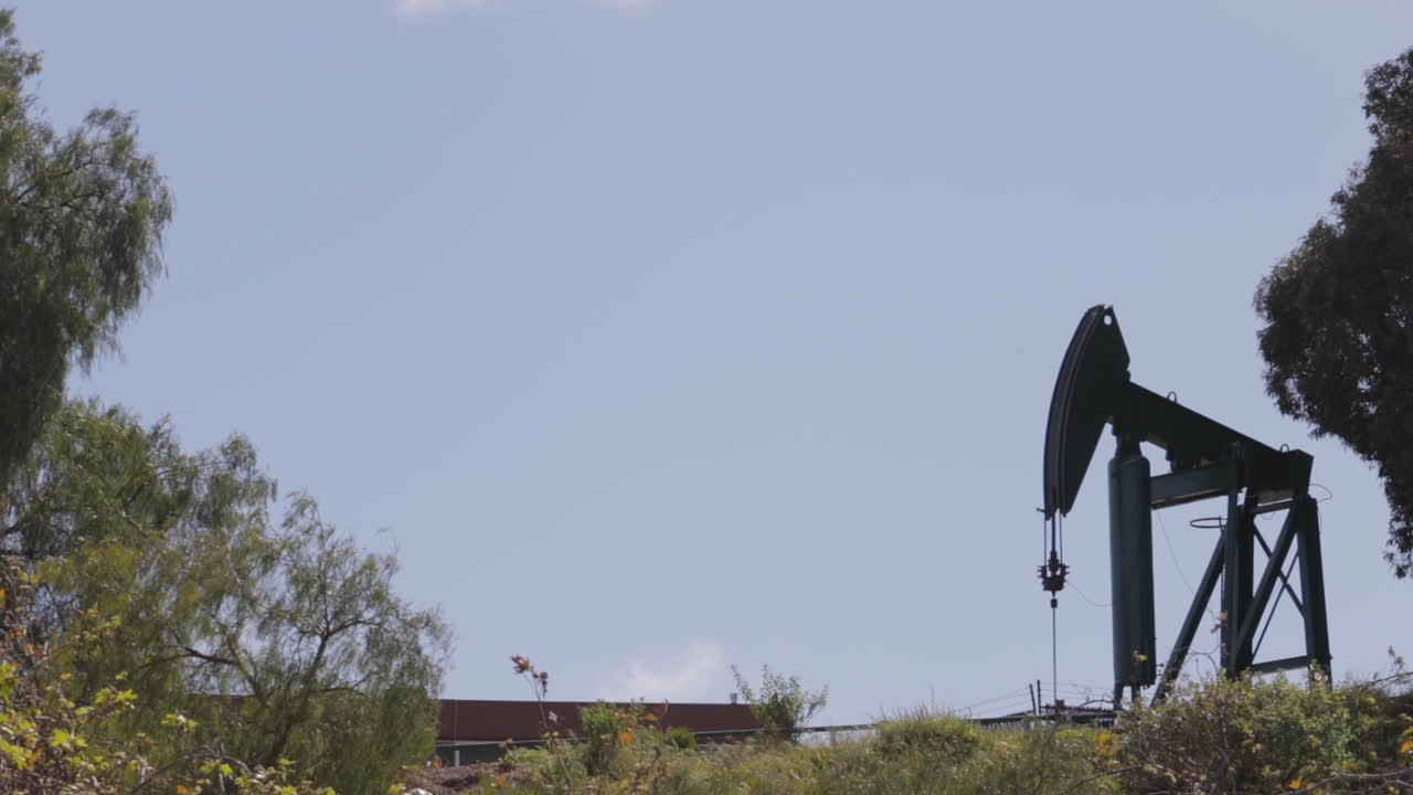 bomba de aceite distante en cámara lenta