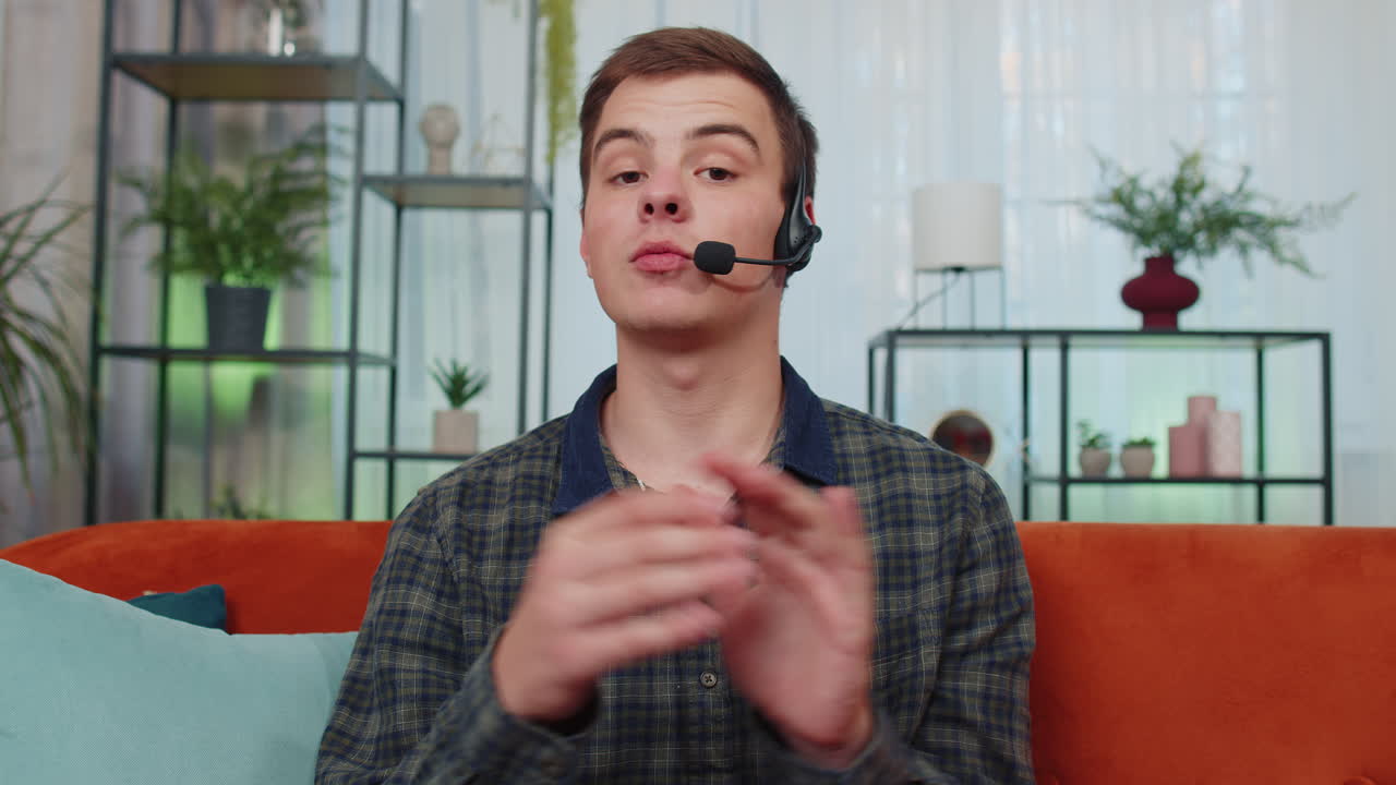 joven trabajador independiente llama al centro de apoyo operador de servicio de línea de ayuda hablando con el cliente