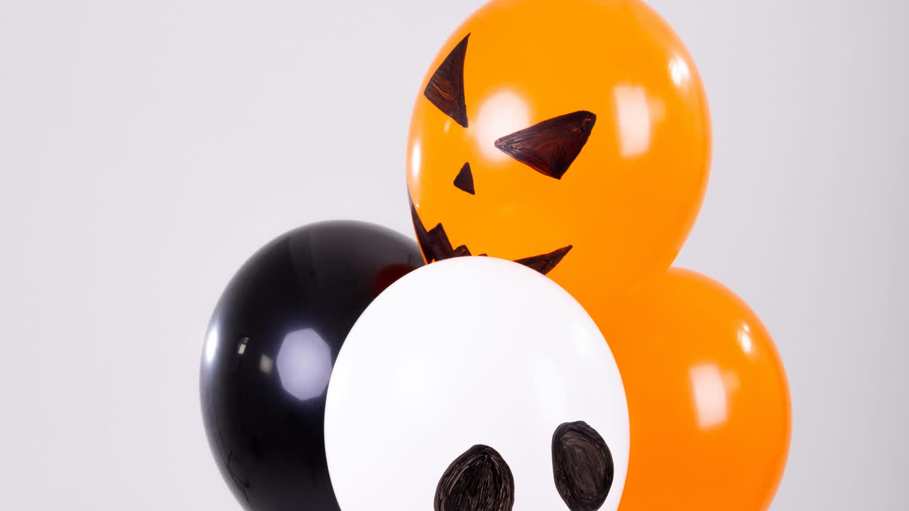 animación de globos sobre un fondo blanco