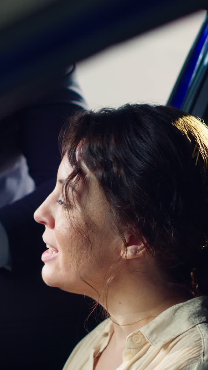 Primer plano de mujer sonriendo junto a un hombre en un coche