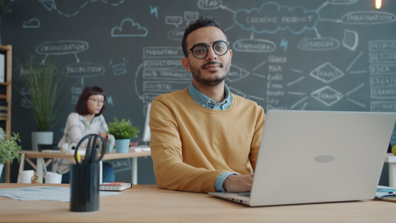 Empresario trabajando en una computadora portátil en una oficina moderna