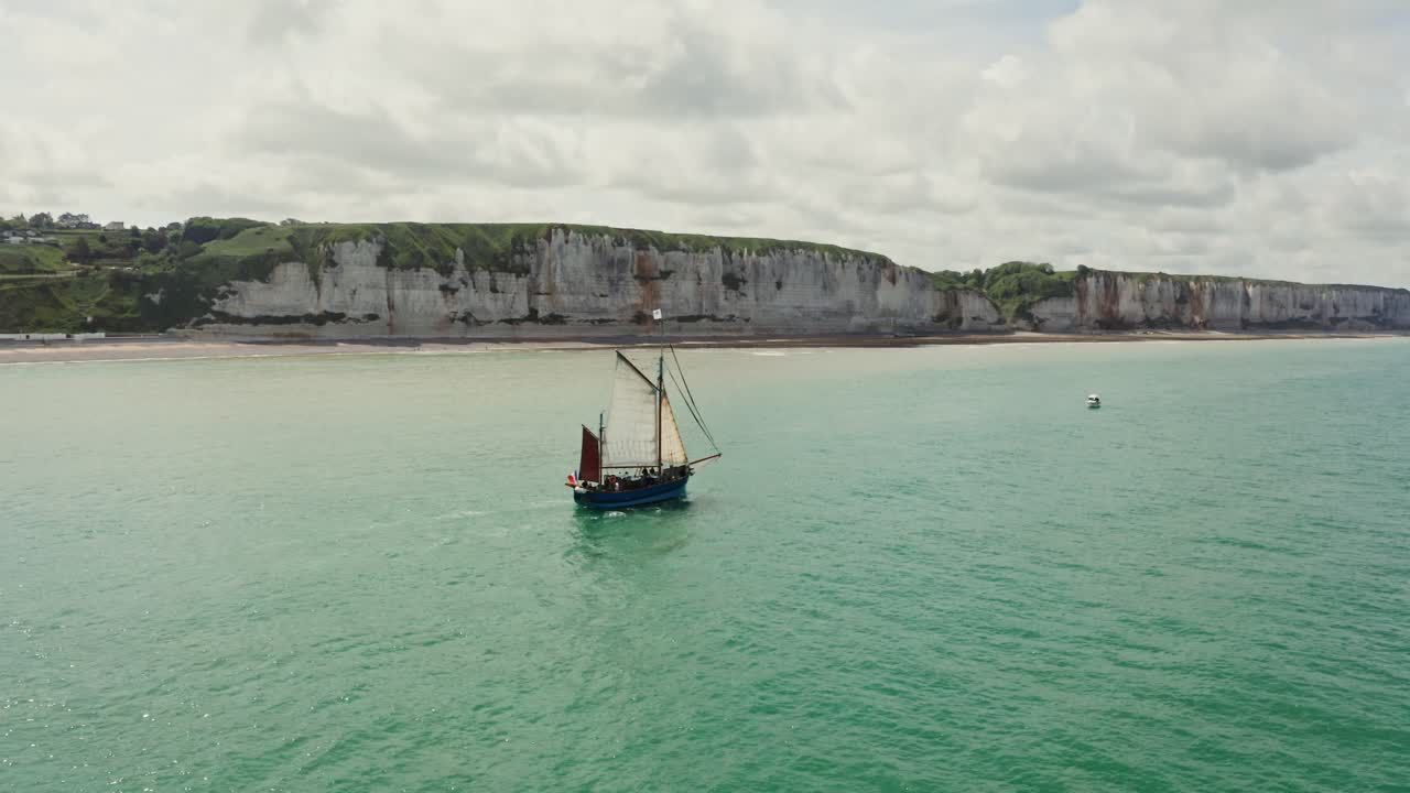 barco de vela cerca de los acantilados en normandía