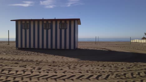 Blick-Auf-Den-Leeren-Strand,-Der-Sich-Seitwärts-Bewegt