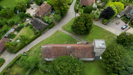 Ein-Schrägstoßschuss-über-Der-St.-Margaret-Of-Antioch-Church-In-Womenswold