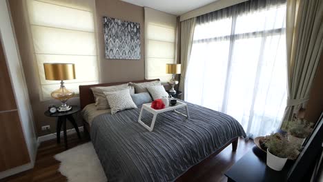 elegante dormitorio principal con hermosos artículos de decoración