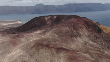 Fantástica-Toma-Aérea-Remota-De-La-Montaña-Amarilla-En-La-Isla-De-La-Graciosa-En-Un-Día-Soleado