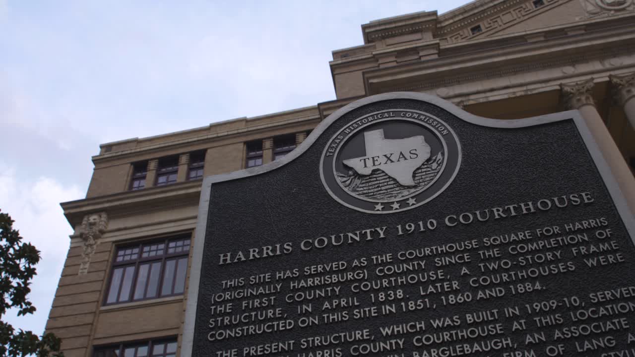 вид под низким углом на историческое здание суда округа харрис 1910 года в хьюстоне, штат техас