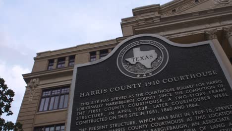 vista de ángulo bajo del histórico palacio de justicia del condado de harris 1910 en houston, texas